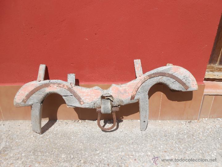 Antig&uuml;edades: ANTIGUO YUGO DE MADERA. ARGOLLA DE HIERRO. - Foto 7
