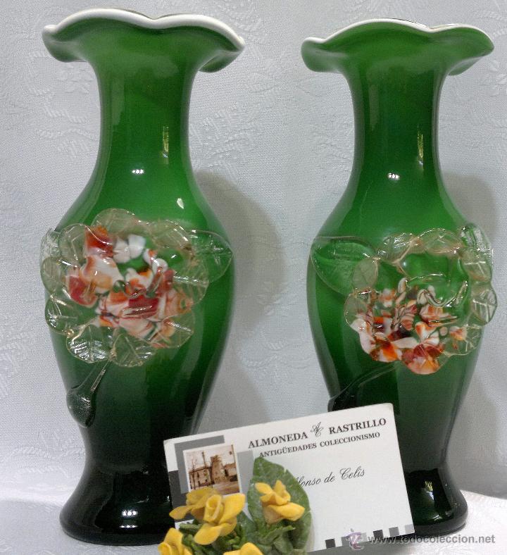 Antig&uuml;edades: ELEGANTE PAREJA DE JARRONES EN CRISTAL DOBLADO VERDE Y BLANCO. - Foto 1