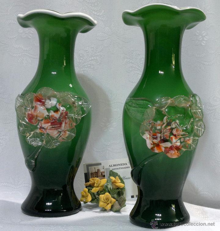 Antig&uuml;edades: ELEGANTE PAREJA DE JARRONES EN CRISTAL DOBLADO VERDE Y BLANCO. - Foto 2