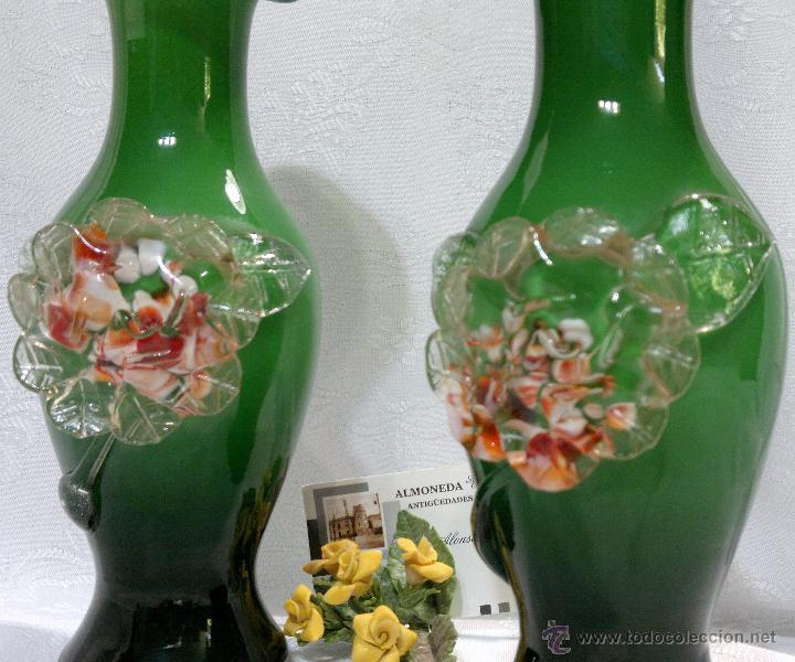 Antig&uuml;edades: ELEGANTE PAREJA DE JARRONES EN CRISTAL DOBLADO VERDE Y BLANCO. - Foto 3