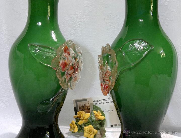 Antig&uuml;edades: ELEGANTE PAREJA DE JARRONES EN CRISTAL DOBLADO VERDE Y BLANCO. - Foto 4