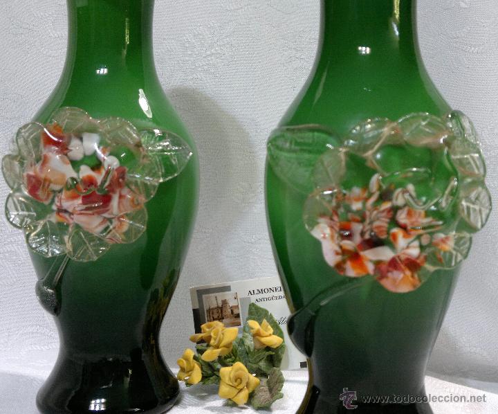 Antig&uuml;edades: ELEGANTE PAREJA DE JARRONES EN CRISTAL DOBLADO VERDE Y BLANCO. - Foto 5