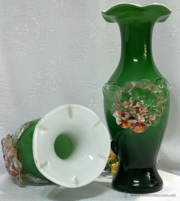 Antig&uuml;edades: ELEGANTE PAREJA DE JARRONES EN CRISTAL DOBLADO VERDE Y BLANCO. - Foto 8
