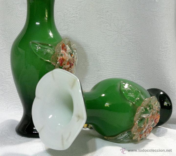 Antig&uuml;edades: ELEGANTE PAREJA DE JARRONES EN CRISTAL DOBLADO VERDE Y BLANCO. - Foto 9