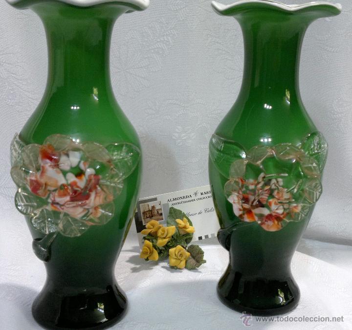 Antig&uuml;edades: ELEGANTE PAREJA DE JARRONES EN CRISTAL DOBLADO VERDE Y BLANCO. - Foto 10