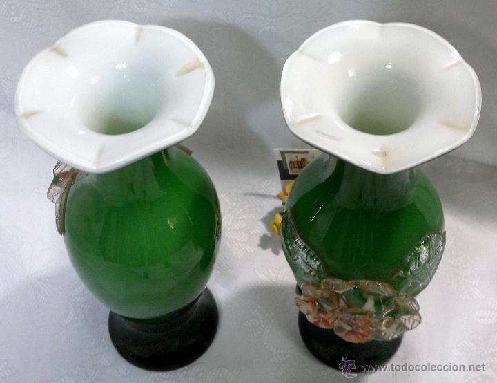 Antig&uuml;edades: ELEGANTE PAREJA DE JARRONES EN CRISTAL DOBLADO VERDE Y BLANCO. - Foto 11