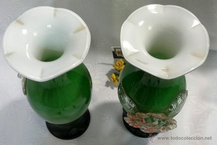 Antig&uuml;edades: ELEGANTE PAREJA DE JARRONES EN CRISTAL DOBLADO VERDE Y BLANCO. - Foto 12