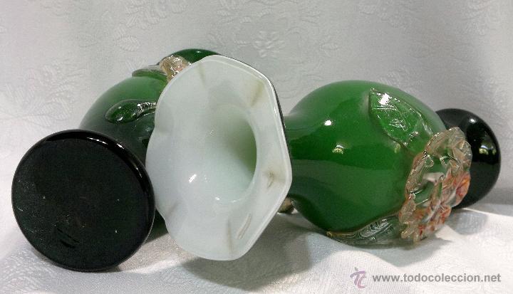 Antig&uuml;edades: ELEGANTE PAREJA DE JARRONES EN CRISTAL DOBLADO VERDE Y BLANCO. - Foto 13