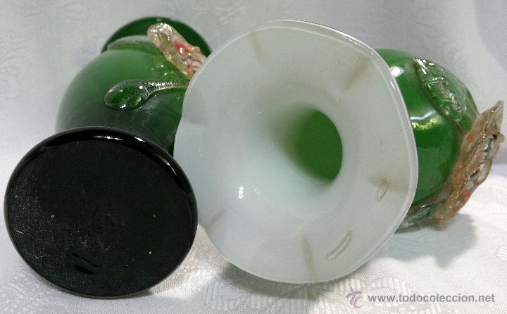 Antig&uuml;edades: ELEGANTE PAREJA DE JARRONES EN CRISTAL DOBLADO VERDE Y BLANCO. - Foto 14