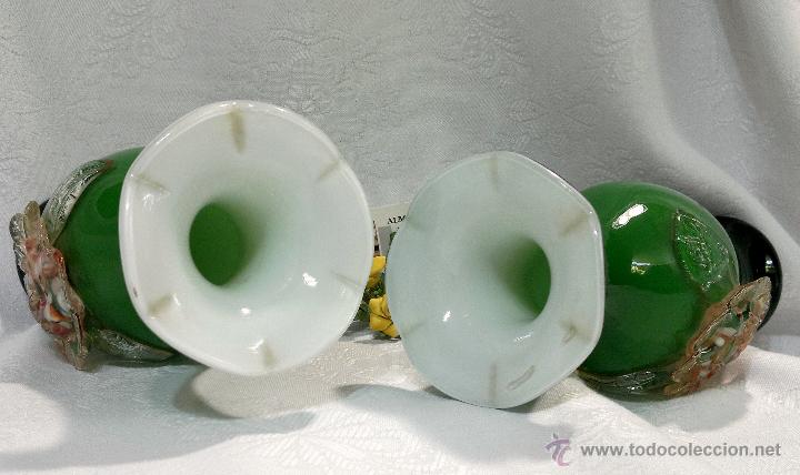 Antig&uuml;edades: ELEGANTE PAREJA DE JARRONES EN CRISTAL DOBLADO VERDE Y BLANCO. - Foto 15