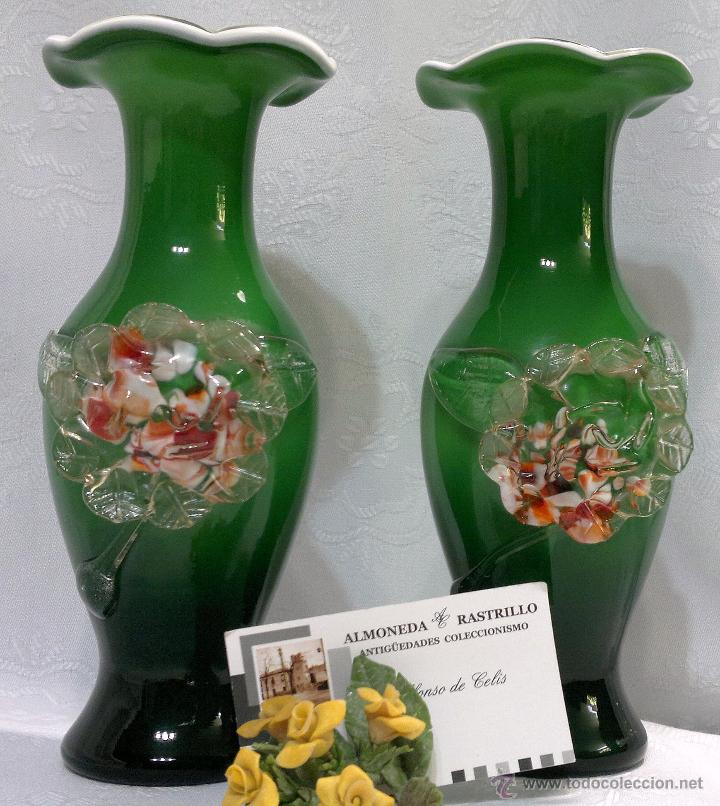 Antig&uuml;edades: ELEGANTE PAREJA DE JARRONES EN CRISTAL DOBLADO VERDE Y BLANCO. - Foto 16