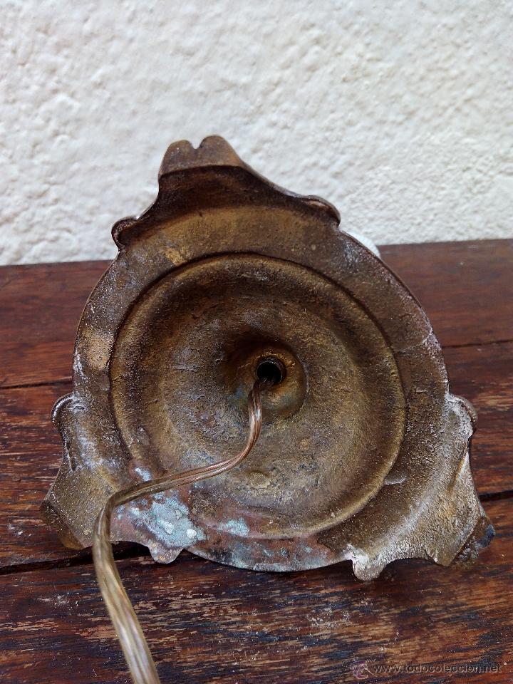 Antig&uuml;edades: L&aacute;mpara de bronce con un chico en aguantando la luz. - Foto 3