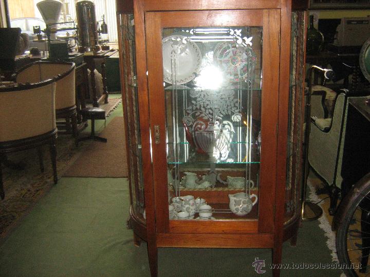 Antig&uuml;edades: Vitrina antigua redondeada - Foto 1