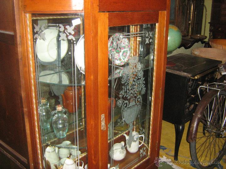 Antig&uuml;edades: Vitrina antigua redondeada - Foto 3