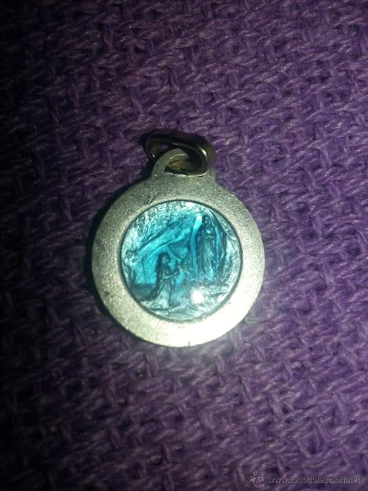 Antig&uuml;edades: MEDALLA DE LA VIRGEN PLATEADA Y ESMALTE AZUL - Foto 2
