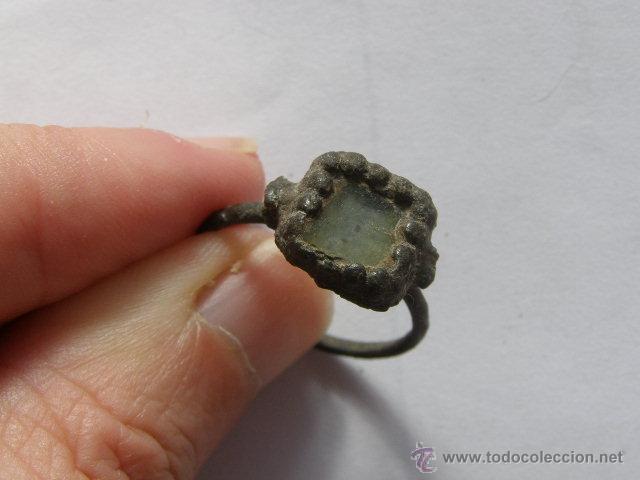 Antig&uuml;edades: ANILLO MEDIEVAL CON PIEDRA DE PASTA DE VIDRIO. SIGLO X-XIV