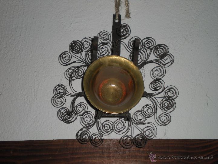Antiquit&eacute;s: Detalle de forja con almirez para colgar en pared, di&aacute;metro 27cm
