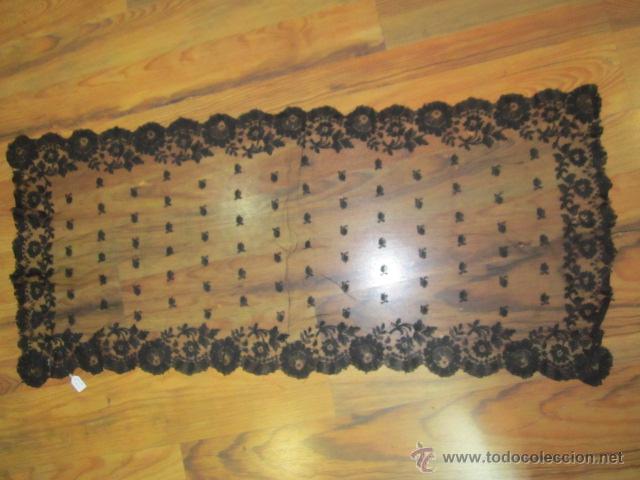 Antig&uuml;edades: Antigua mantilla rectangular de encaje negro. Medida: 103 x 49 cms. - Foto 1