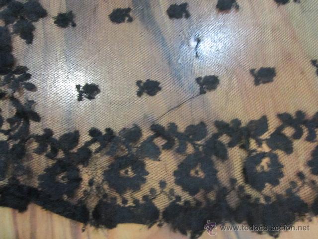 Antig&uuml;edades: Antigua mantilla rectangular de encaje negro. Medida: 103 x 49 cms. - Foto 2