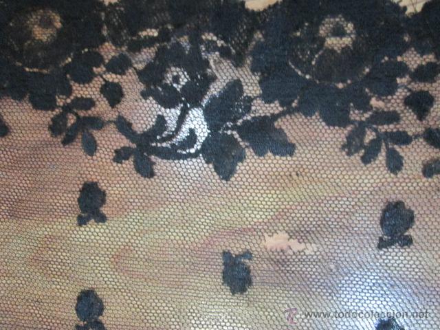 Antig&uuml;edades: Antigua mantilla rectangular de encaje negro. Medida: 103 x 49 cms. - Foto 6