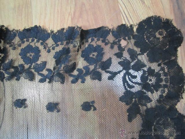 Antig&uuml;edades: Antigua mantilla rectangular de encaje negro. Medida: 103 x 49 cms. - Foto 7