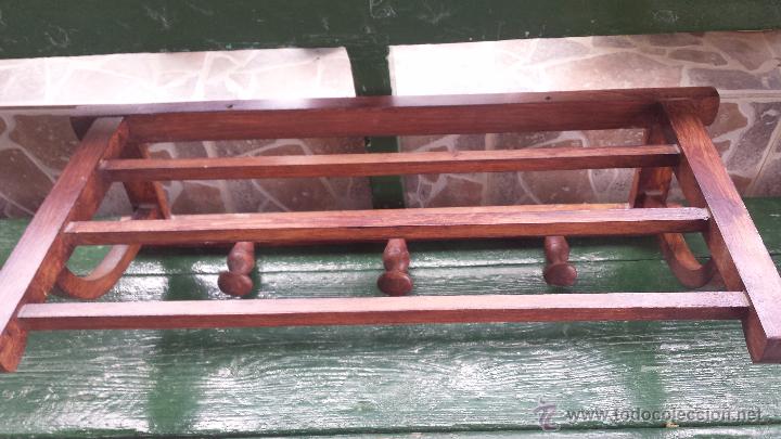 Antig&uuml;edades: antiguo perchero sobrerero de madera. - Foto 3