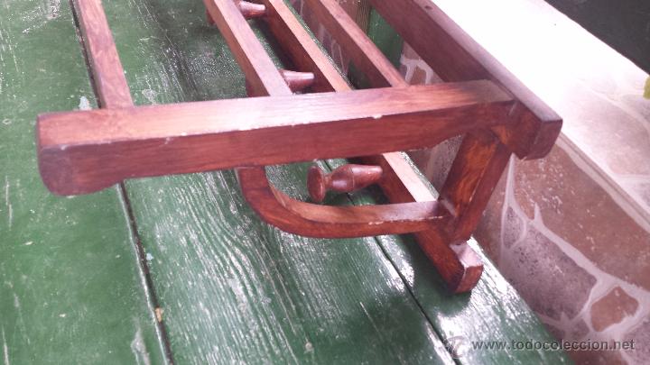 Antig&uuml;edades: antiguo perchero sobrerero de madera. - Foto 4