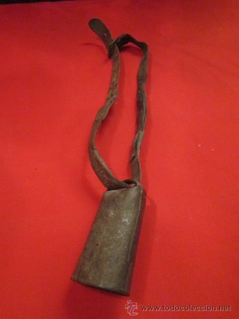 Antig&uuml;edades: Antiguo cencerro con correa de cuero con remaches. - Foto 1