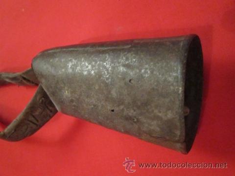 Antig&uuml;edades: Antiguo cencerro con correa de cuero con remaches. - Foto 2