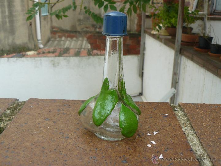 Antiquit&eacute;s: ANTIGUA BOTELLITA DE CRISTAL. ADORNOS VEGETALES.