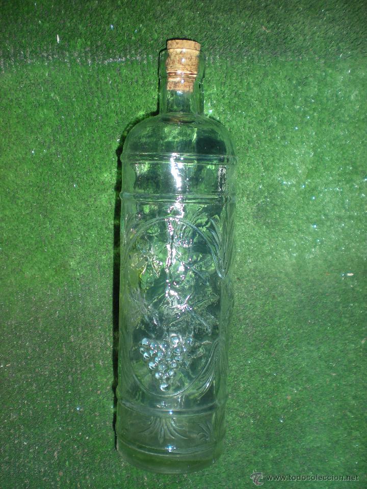 Antig&uuml;edades: Botella de vidrio con relieves y pintada - Foto 1