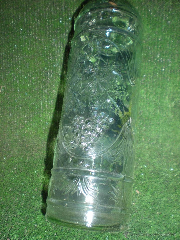 Antig&uuml;edades: Botella de vidrio con relieves y pintada - Foto 3