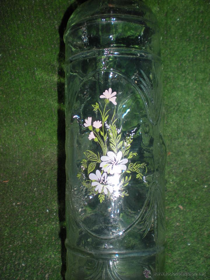 Antig&uuml;edades: Botella de vidrio con relieves y pintada - Foto 4