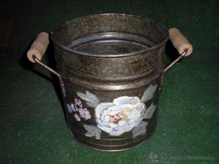 Antiquit&eacute;s: Cubo met&aacute;lico de dos asas pintado altura 16cm y di&aacute;metro 16cm