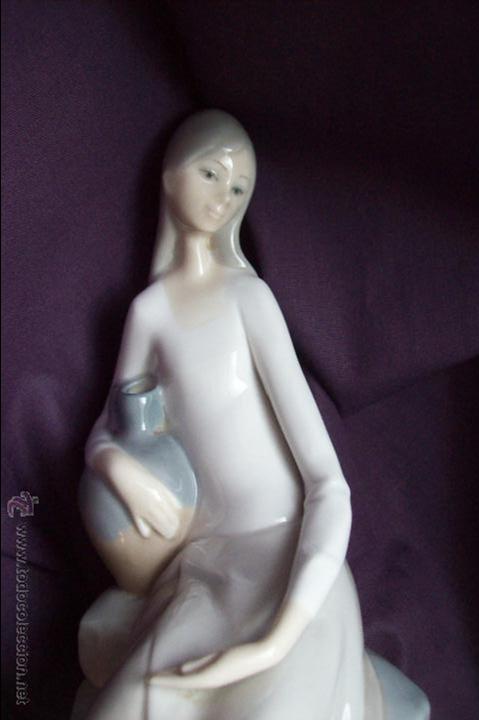 Antig&uuml;edades: Figura Joven y jarra NAO - Foto 2