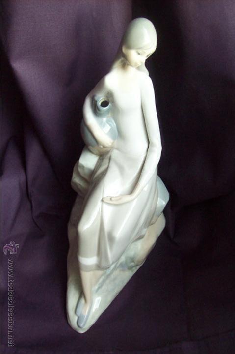 Antig&uuml;edades: Figura Joven y jarra NAO - Foto 5