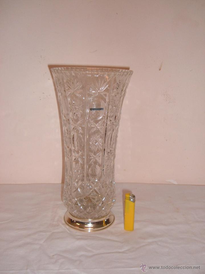 Antiques: Jarron de cristal con base de plata Altura23cm y ancho 15cm.