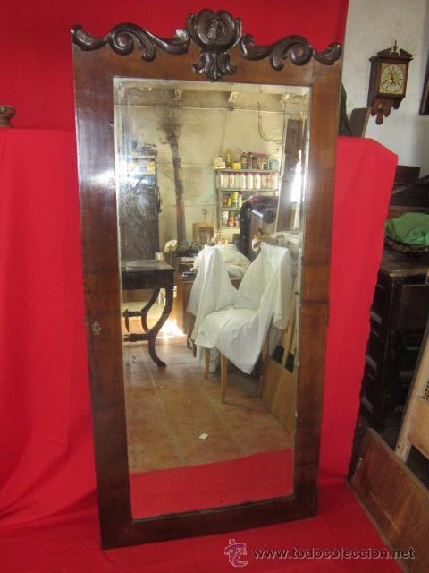 Antig&uuml;edades: Espejo con marco de madera con bonito copete. - Foto 1
