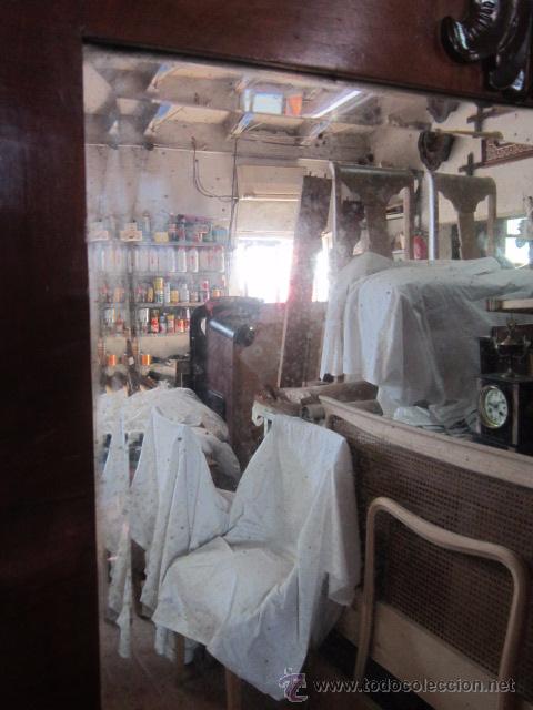 Antig&uuml;edades: Espejo con marco de madera con bonito copete. - Foto 5
