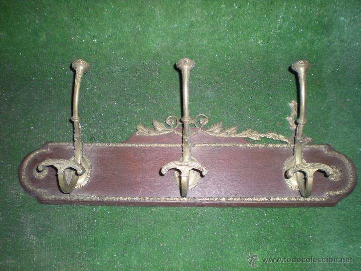 Antiquit&eacute;s: Perchero de madera y detalles met&aacute;licos ( Bronce )