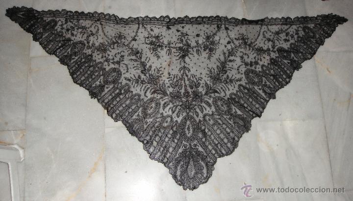 Antig&uuml;edades: Velo triangular Chantilly &middot; Encaje negro en seda &middot; ca. 1880&ndash;1910 - Foto 1
