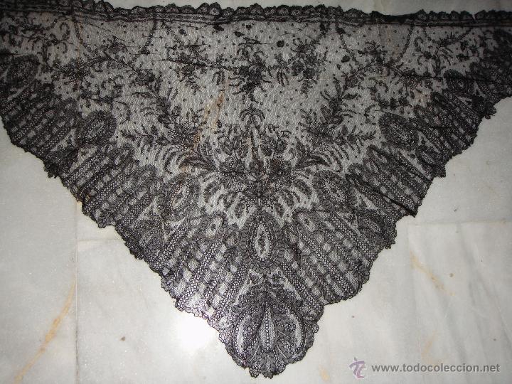 Antig&uuml;edades: Velo triangular Chantilly &middot; Encaje negro en seda &middot; ca. 1880&ndash;1910 - Foto 2