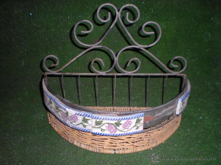 Antiquit&eacute;s: Cestillo con forja para colgar en pared 30x15x23cm