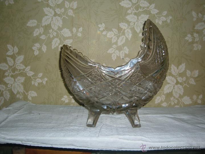 Antiquit&eacute;s: Centro de mesa en cristal tallado altura 32 cm ancho 18 cm