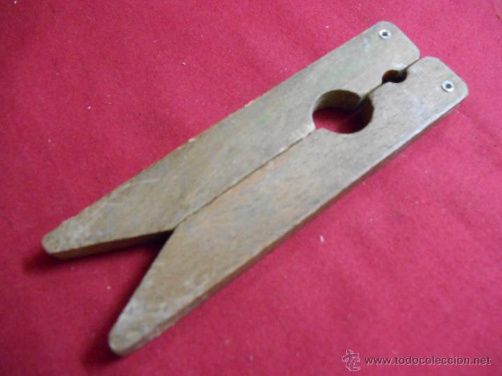 Antig&uuml;edades: ANTIGUO CASCAPI&Ntilde;ONES EN MADERA - Foto 1