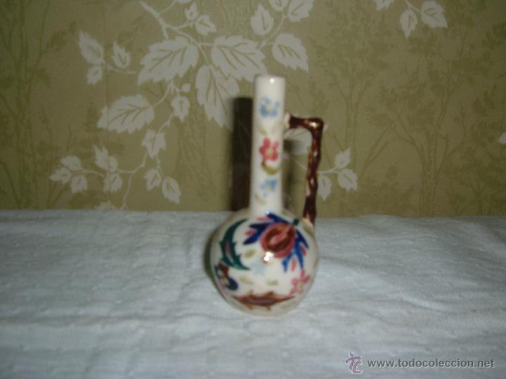 Antiquit&auml;ten: Peque&ntilde;o jarron con asa pintado con motivos florales altura 11,5cm