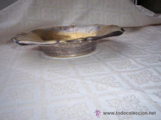 Antig&uuml;edades: Antiguo centro de mesa / frutero met&aacute;lico - Foto 2
