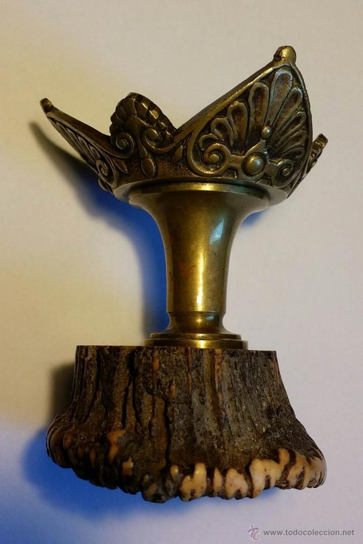Antig&uuml;edades: Caza: antiguo cuenco de bronce en base de cornamenta - Foto 1