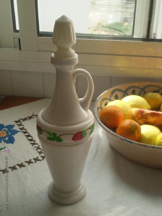 Antiques: ANTIGUO DECANTADOR EN OPALINA BLANCA.A&Ntilde;OS 20,30.