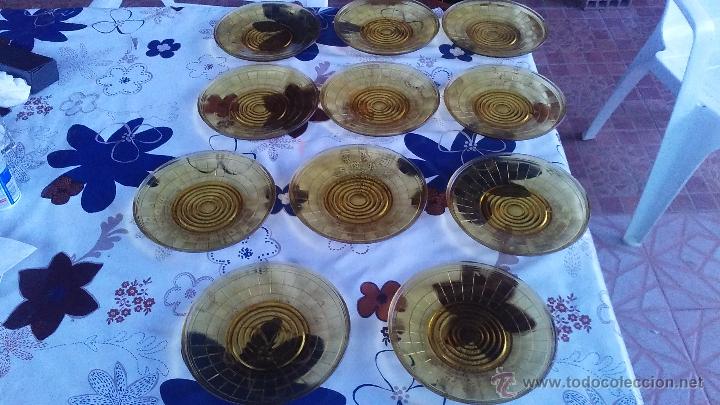 Antiquit&eacute;s: antiguo juego de 11 platos de cristal color ambar